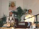Yogi Hari verzaubert uns mit wunderbarem Kirtansingen