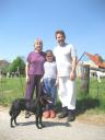 Lila, Gauri, Shanmug, Hund Ricky vor einer Kuhweide
