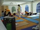 Yoga-Stunde im Zelt