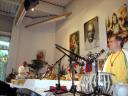 Sukadev spielt Tablas beim einleitenden Mantra-Singen