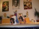 Kinderyoga Vorführung im Samstag Abend Satsang