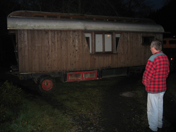 hugo-schaut-dem-wagen-nach2.jpg