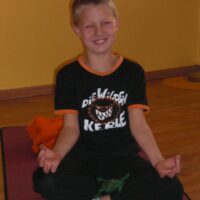 Wilde Kerle üben Yoga