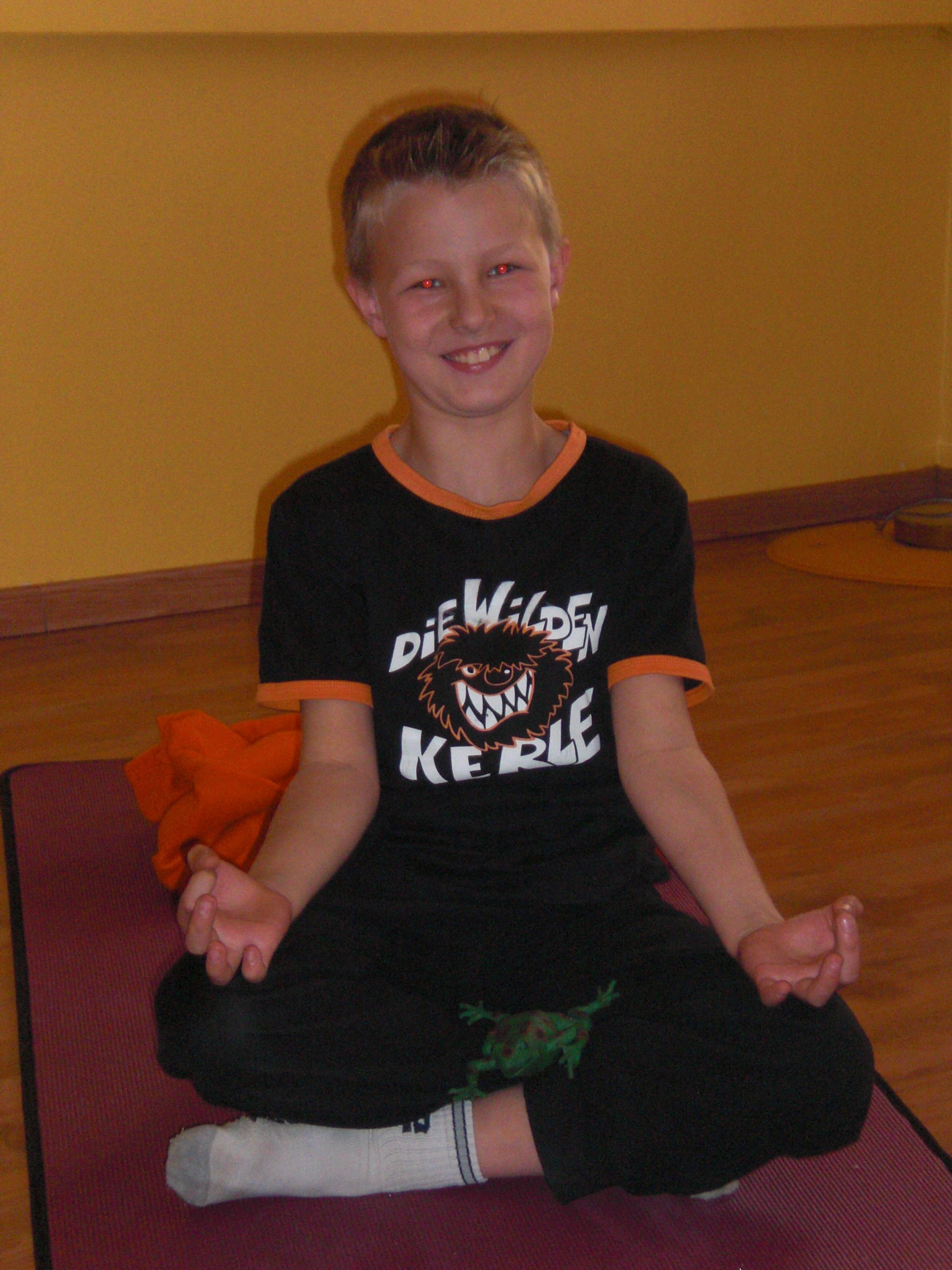 Wilde Kerle üben Yoga