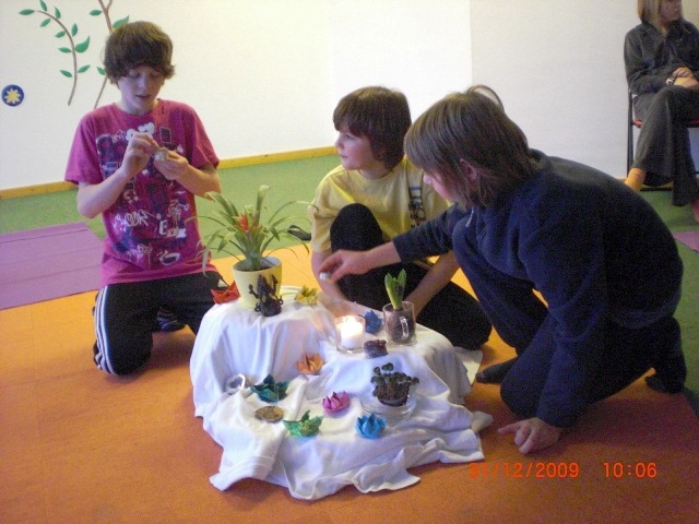 Kinder bauen eine bunte Yogamitte