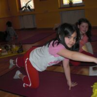 Kinderyoga gestreckte Katze