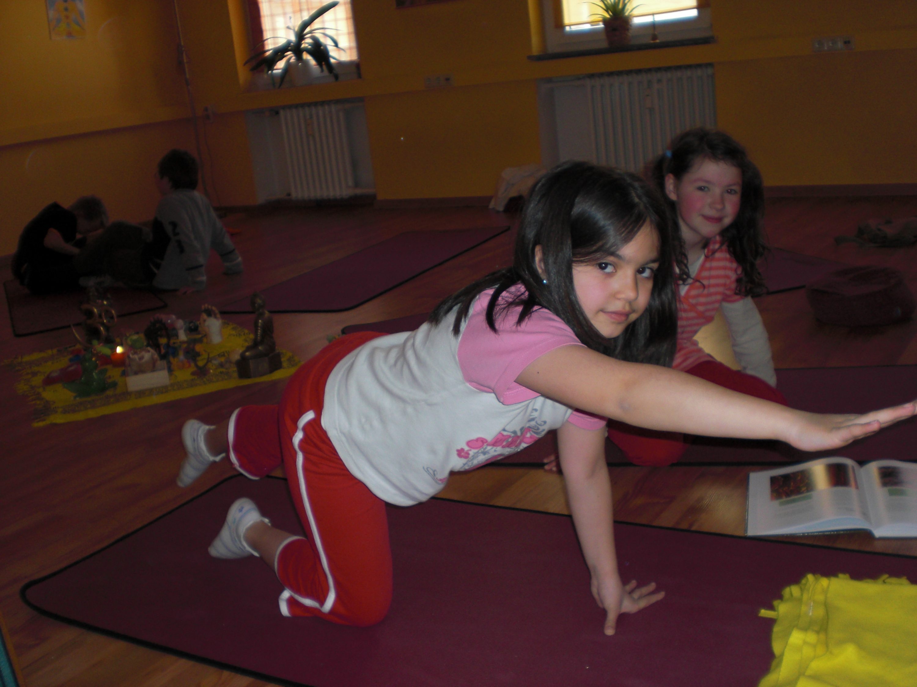 Kinderyoga gestreckte Katze