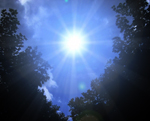 Sonne scheint am Himmel