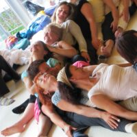 Kinderyogalehrer üben Kinderyoga