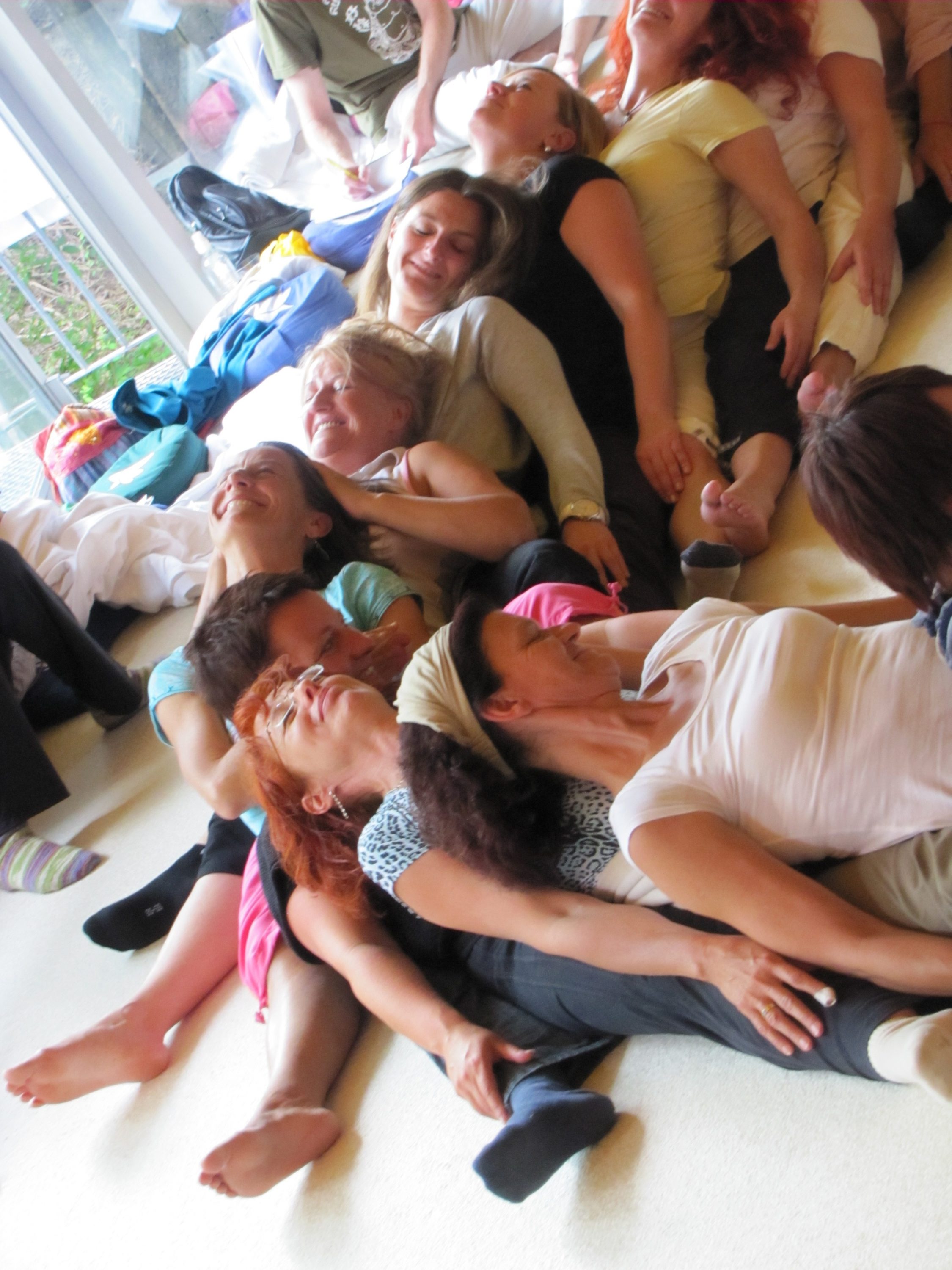 Kinderyogalehrer üben Kinderyoga