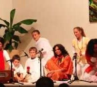 Shiva Shiva Shambho Mantrasingen zusammen mit Kindern
