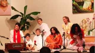 Shiva Shiva Shambho Mantrasingen zusammen mit Kindern