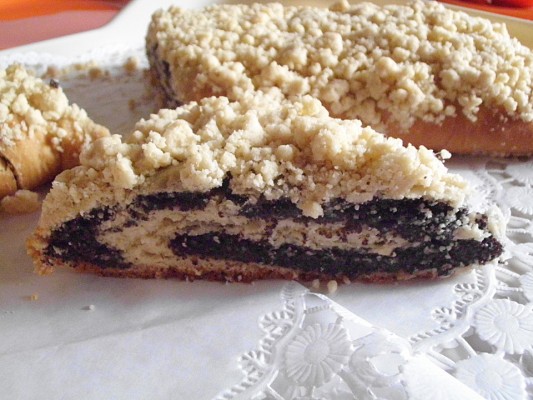 mohnkuchen-mohnstrudel-mit-streuseln-hefeteig
