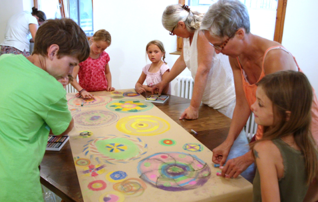 Kinder malen Mandalas