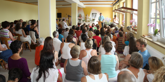 der Saal ist voll