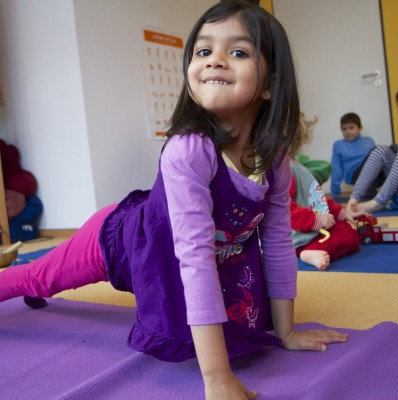 Kinderyoga süß schiefe Ebene