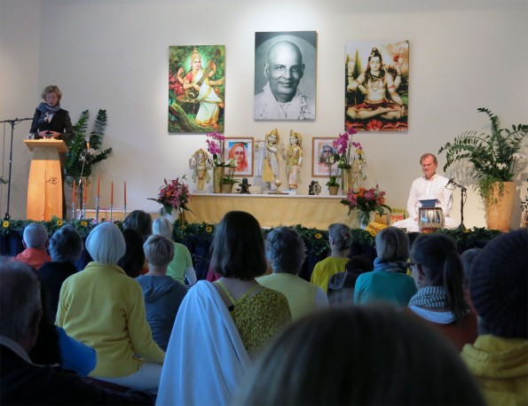 Begrüßungsansprache: Sukadev und Anke Peithmann, Vorsteherin des Landesverbandes Lippe