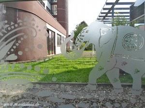 Ornamentale Beklebung der Glasfronten im Rezeptionsbereich des Haus Shanti