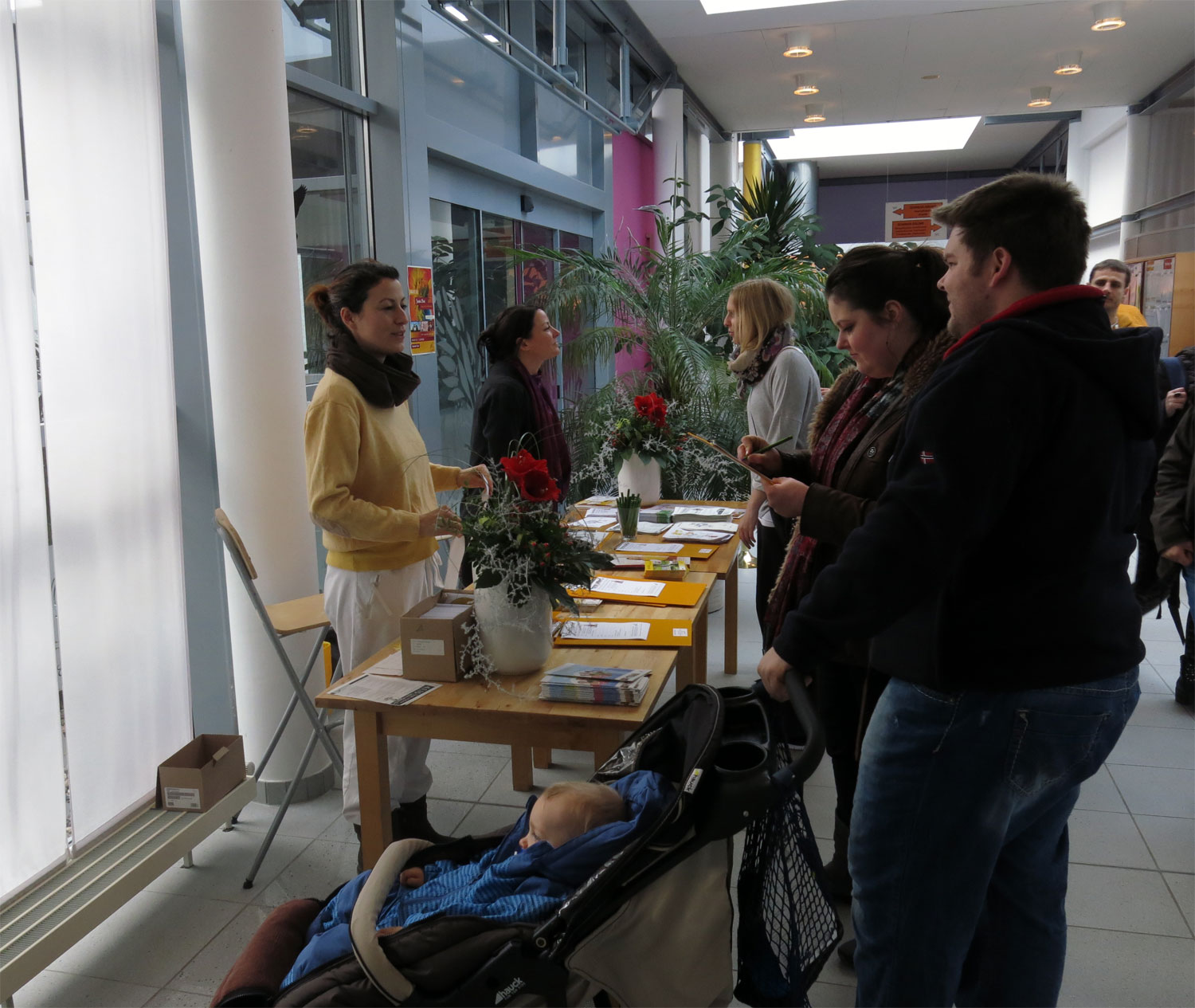 Infotisch im Rezeptionsbereich des Haus Shanti