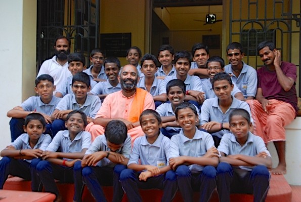 Swami Tattvarupananda mit Kindern aus dem Gurukulam