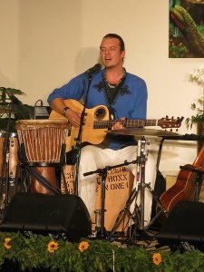 Manouz - spielt mit Hingabe