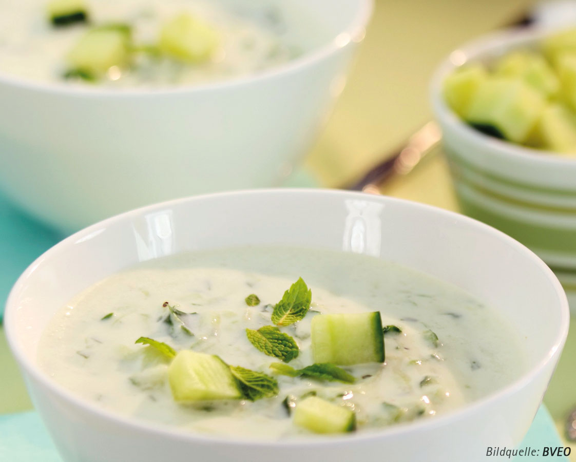 Geeiste Gurkensuppe mit Minze