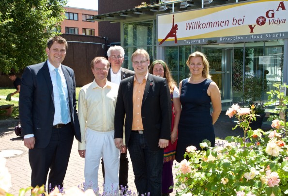Staatssekretär zu Besuch bei Yoga Vidya Bad Meinberg