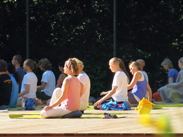 Yogastunde-im-Freien-Yogaplattform_085