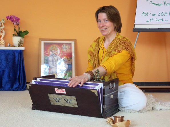 Vani Devi spielt das Harmonium