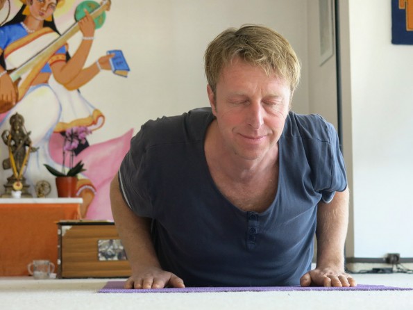 Bhujangasana - Henning hält genussvoll die Stellung