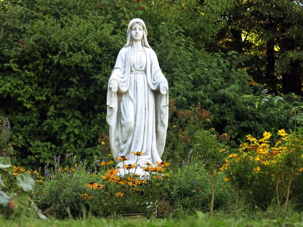 Maria bei der Obstwiese
