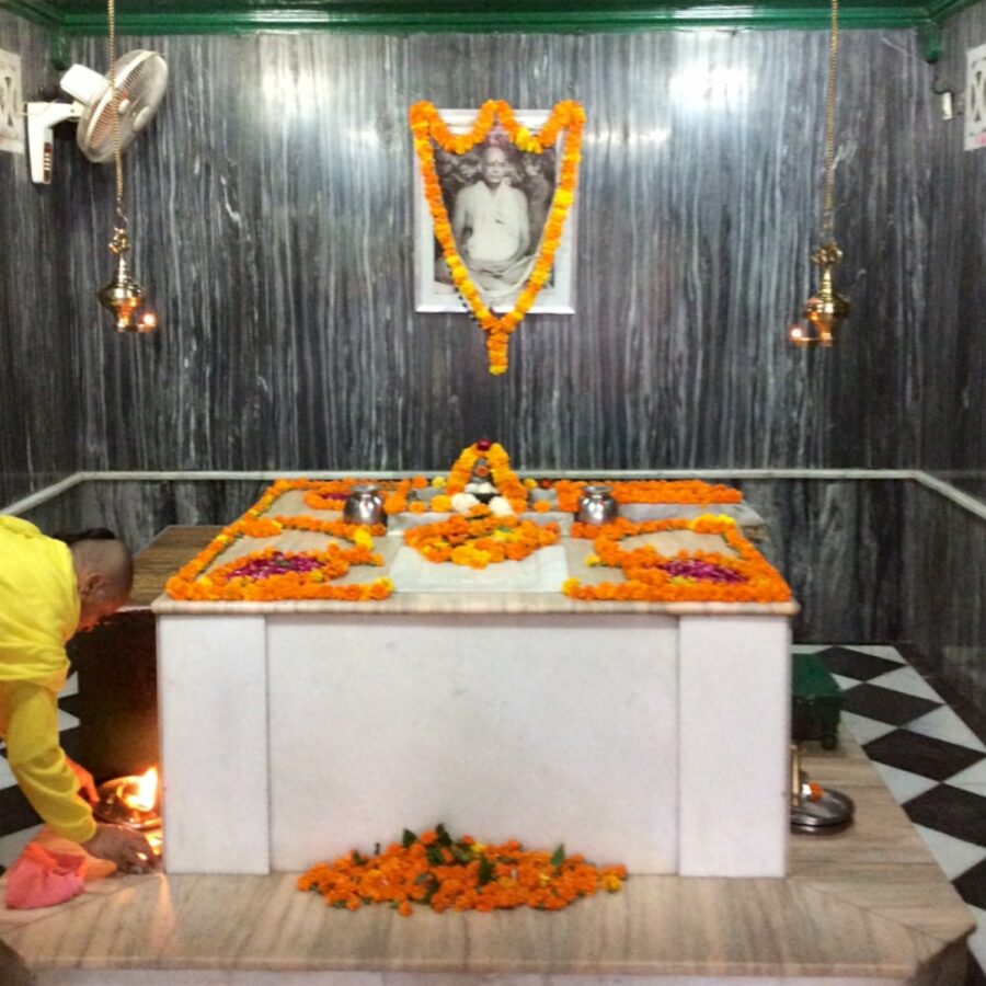 Der samadhi, die letzte Ruhestätte von Swami Sivanda nach seinem Mahasamadhi