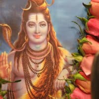 Altar an Shivaratri mit Blüten, Murtis und einem Bildnis von Shiva