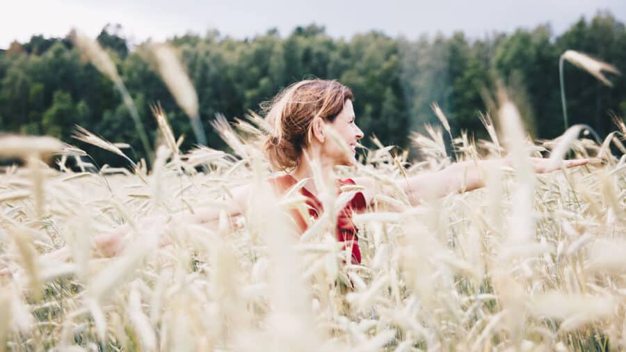 Yoga macht glücklich und erhöht die Verbundenheit zur Natur