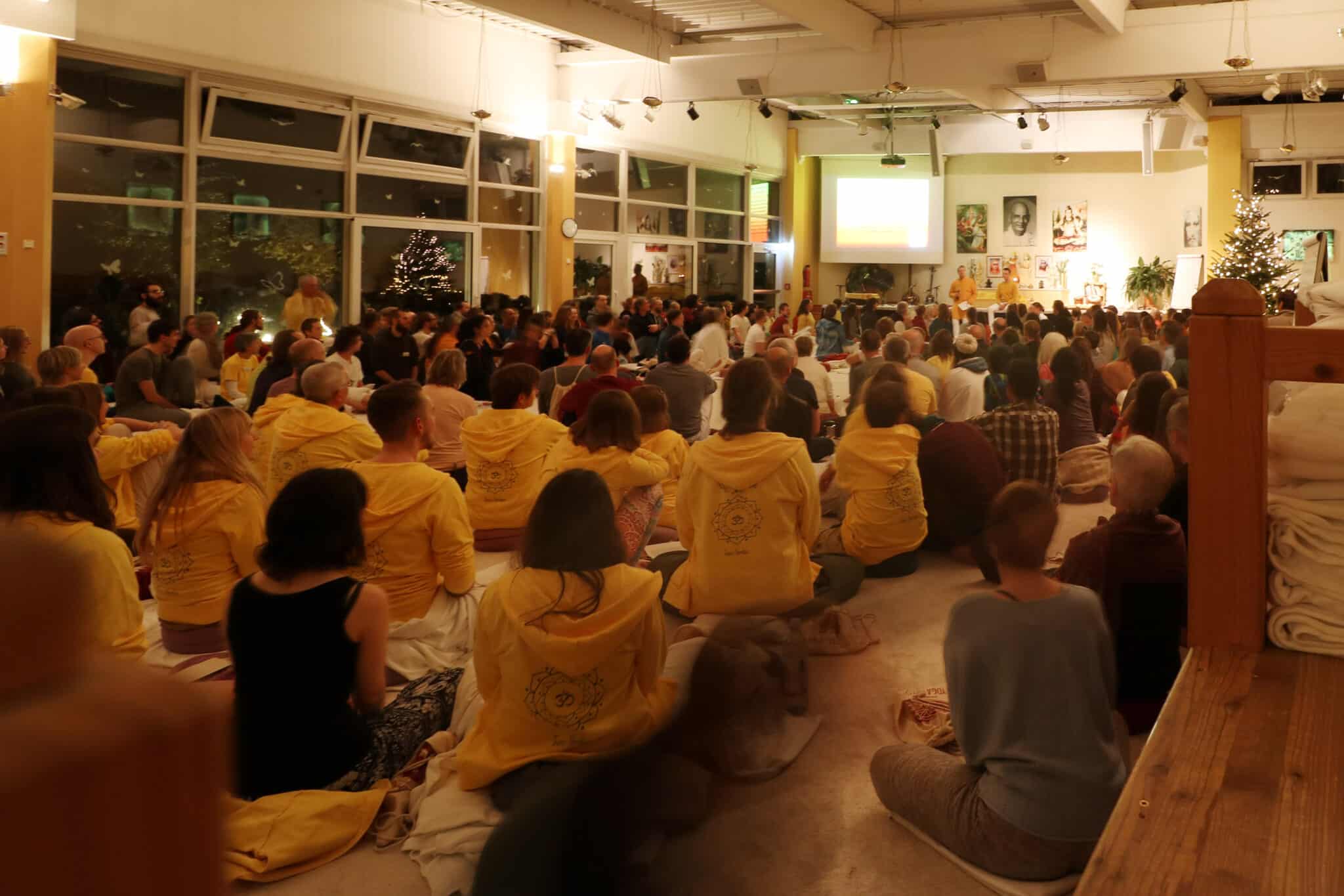 Großer Sivanadasaal mit vielen Besuchern.
