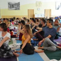 Große Gruppe von Yogis im Drehsitz
