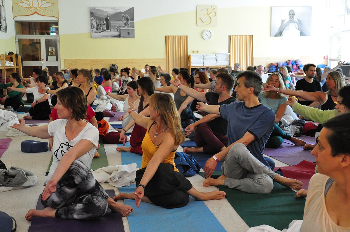 Große Gruppe von Yogis im Drehsitz