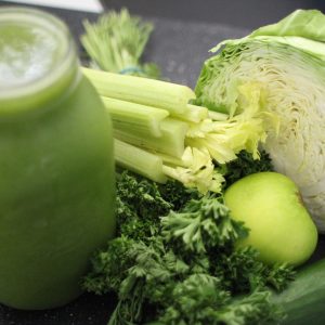 Saisonaler Gemüsesaft mit Kürbis, Rosenkohl & Weizengras