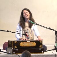 Sabine singt einen Kirtan