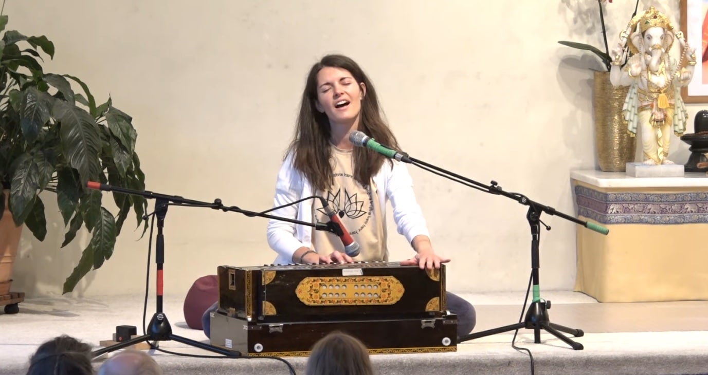 Sabine singt einen Kirtan