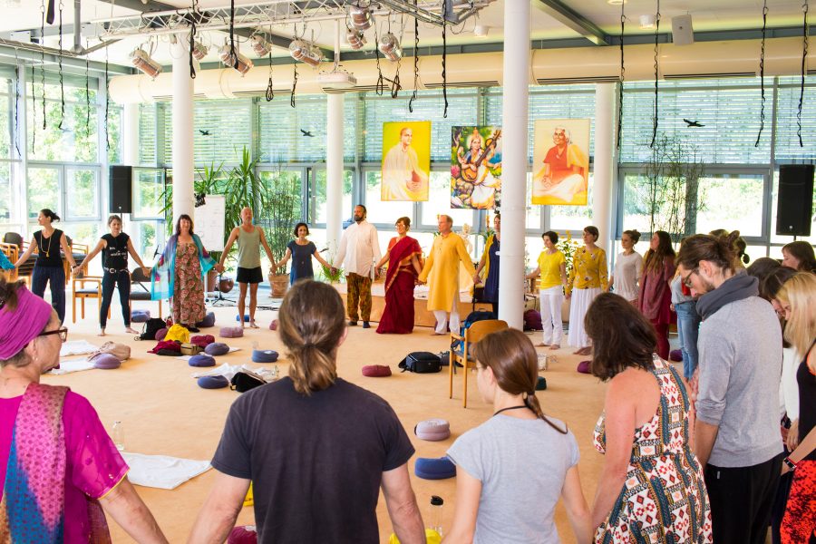 Kreis mit Personen beim Ayurveda Kongress bei Yoga Vidya