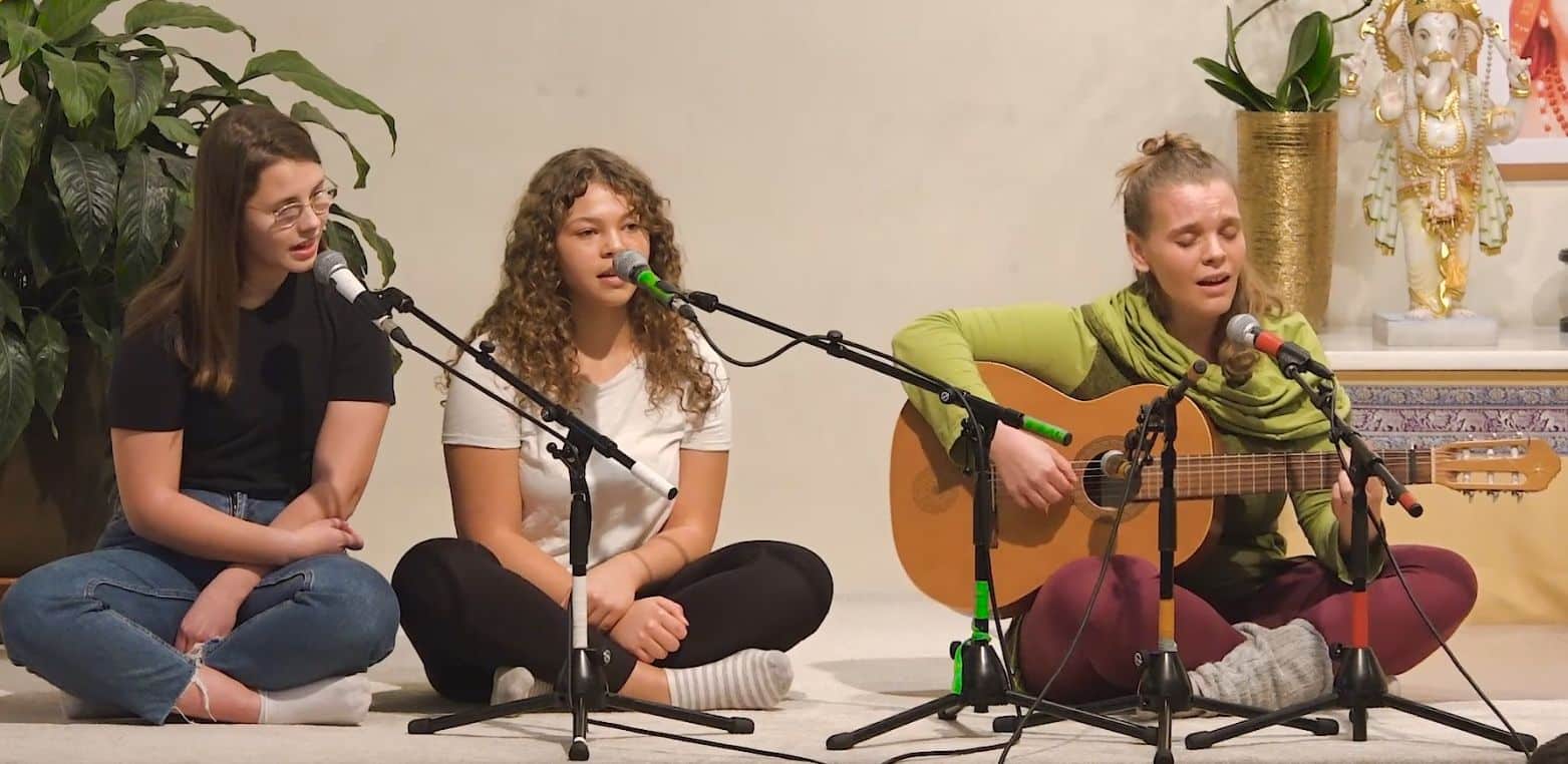 Saradevi, Maitreya und Theresa