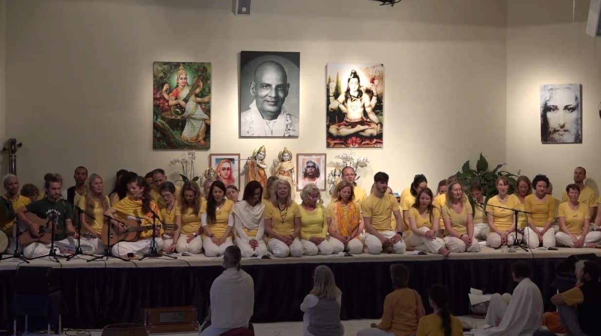 Yogalehrerinnen singen Kailash Ki Shakti Shiva