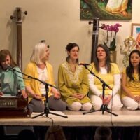 Seminargruppe singt Jaya Mata Kali