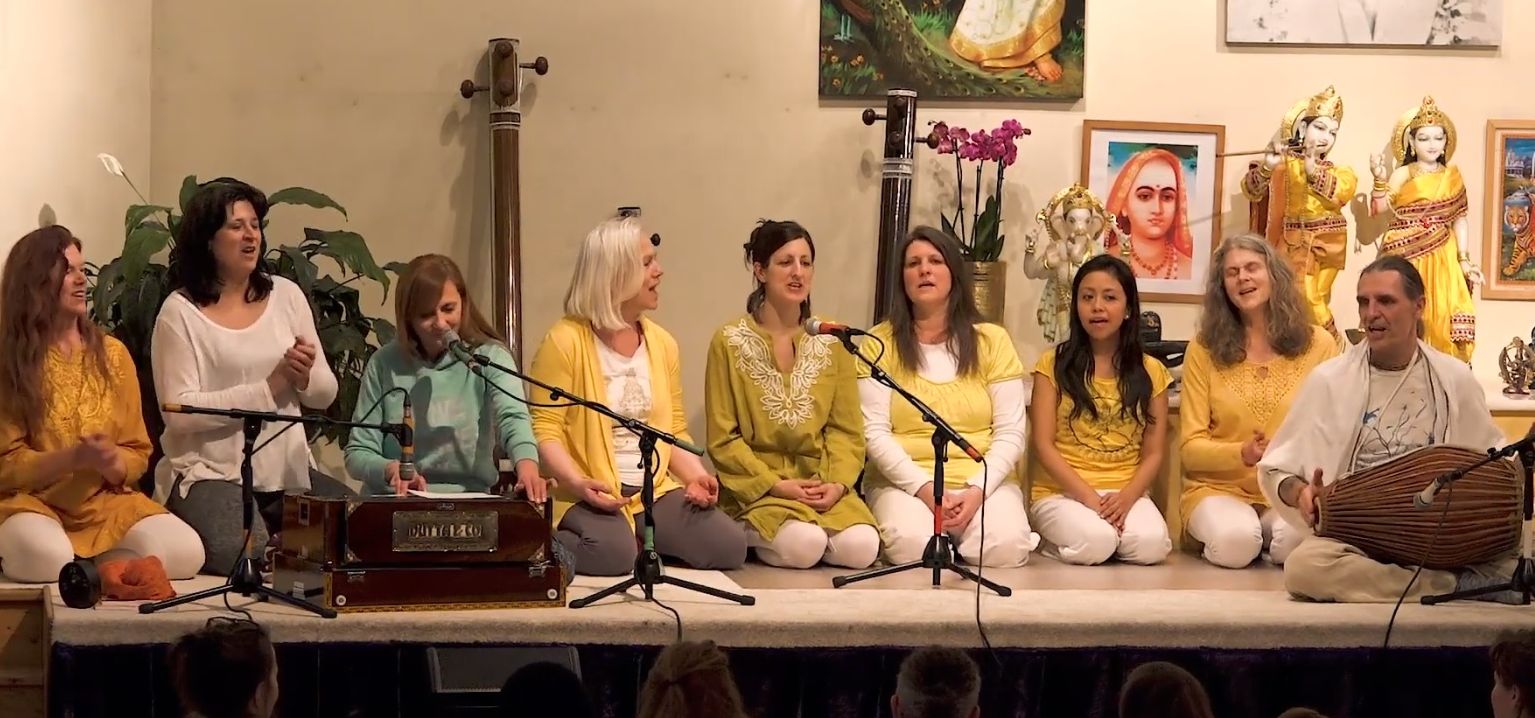 Seminargruppe singt Jaya Mata Kali