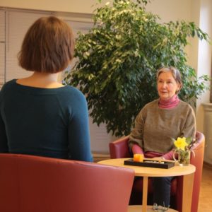 In der Yogatherapie macht man nicht nur Übungen, sondern spricht über Ursachen und Wirkungen