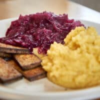 Blaukraut-Polenta-Tofu angerichtet
