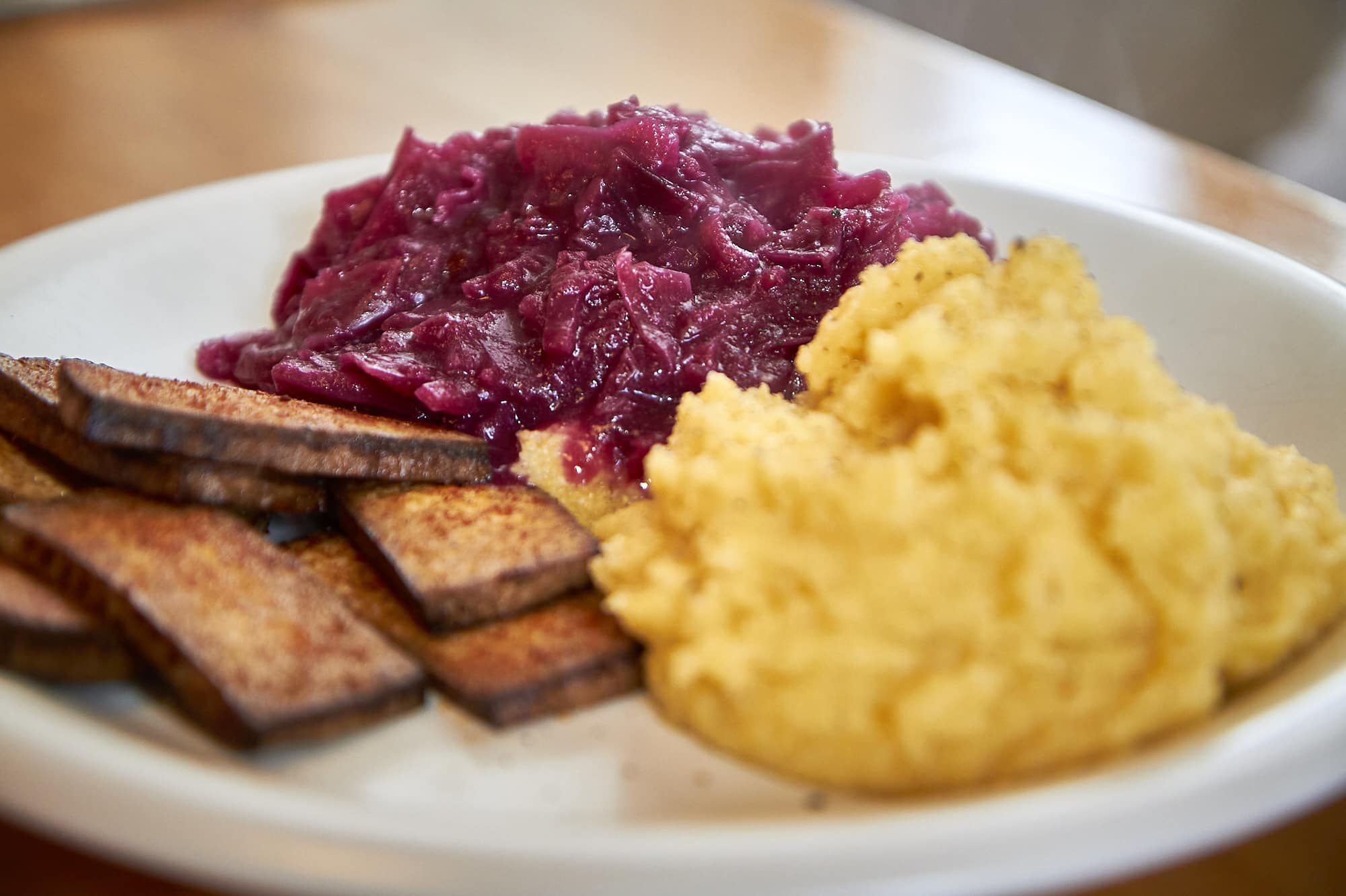 Blaukraut-Polenta-Tofu angerichtet