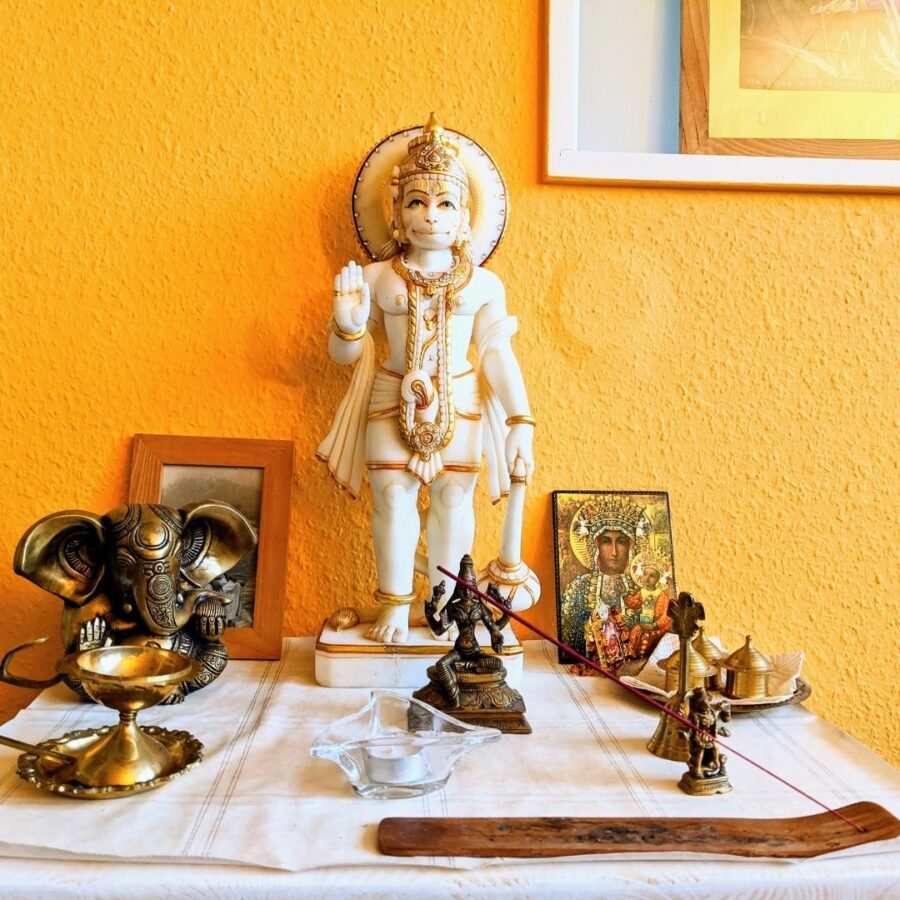 Der Hanumanaltar im Webteam