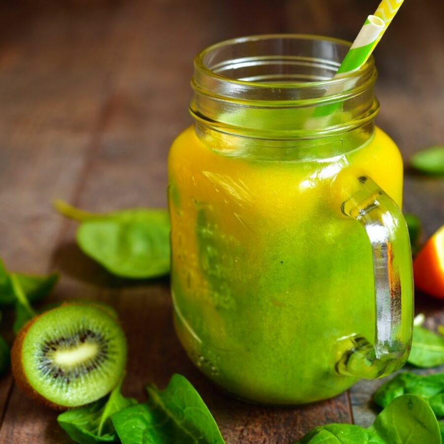 Grüner Saft kann ganz einfach in einen Smoothie verwandelt werde